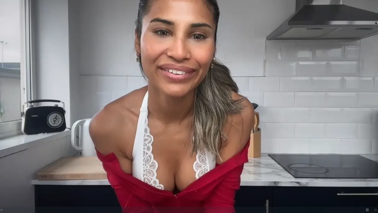 Gorgeous Chaturbate performer in a powerful pose, representing successful strategies for new models