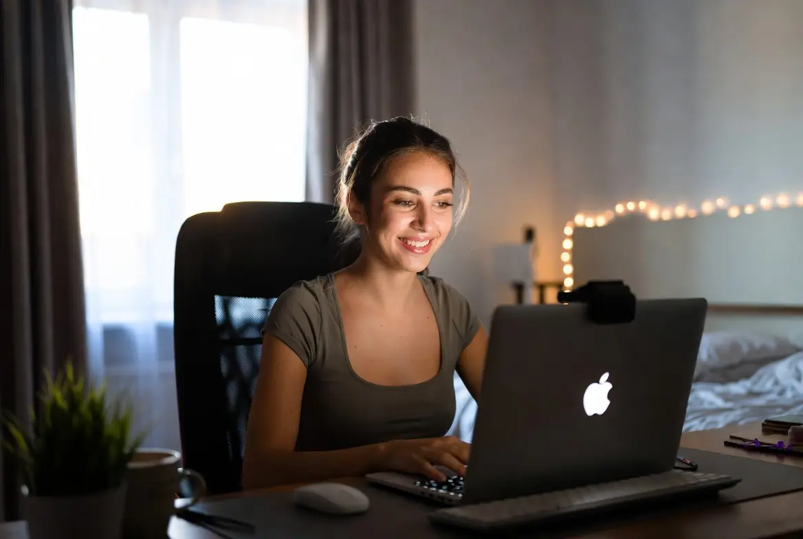 Budget cam model setup with laptop and lamp